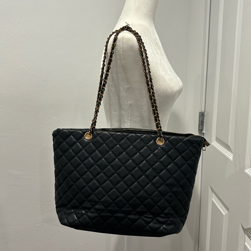 Quilted black bag with 2 shoulder straps